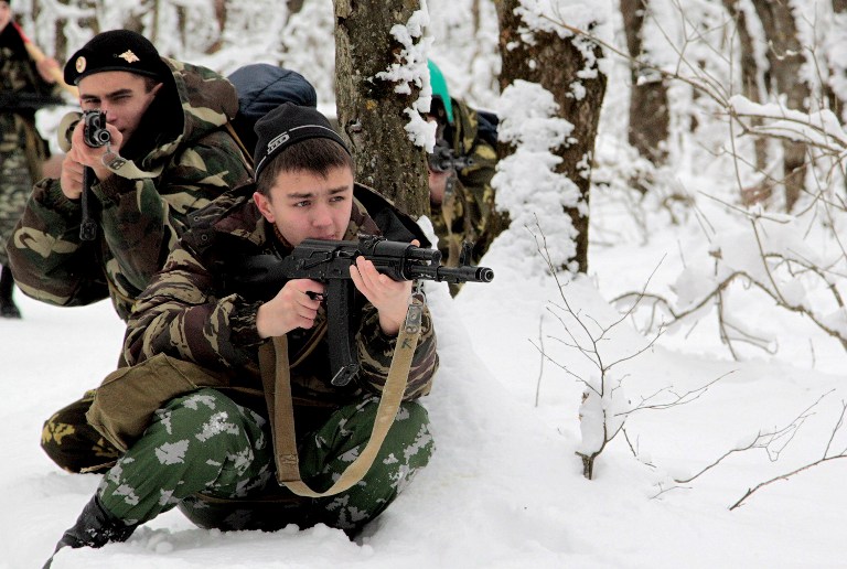 Picture taken on January 28, 2010 shows Russian army cadets with Kalashnikov machine guns during a training exercise in the snowy woods on the outskirts of Stavropol. A new Russian fighter jet developed amid the highest secrecy as part of a plan to modernize the armed forces successfully performed its maiden flight on January 29, officials said. AFP PHOTO / DANIL SEMYONOV / AFP / DANIL SEMYONOV