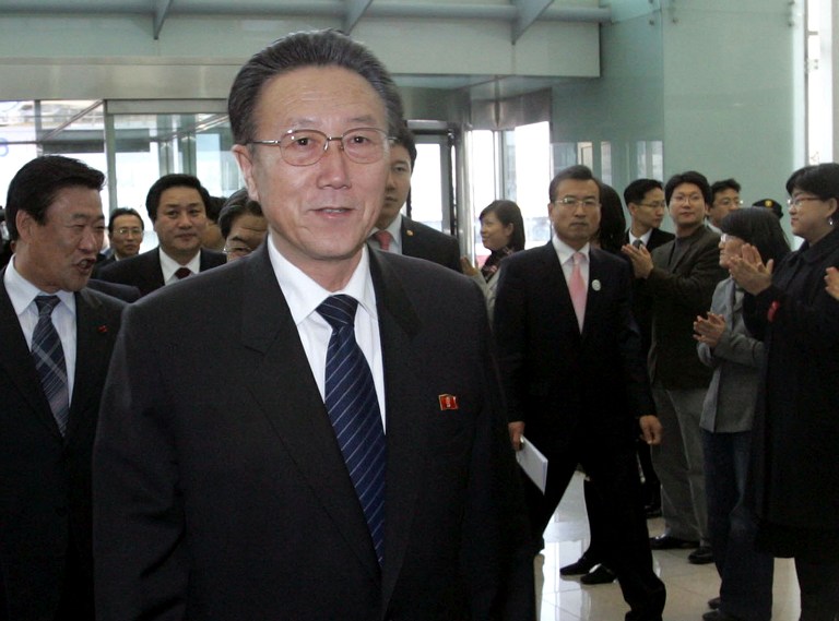 Kim Yang-Gon (C), who is in charge of inter-Korean relations and intelligence matters for the ruling Workers' Party, walks during a visit to a new town in Incheon, west of Seoul, 29 November 2007. A senior North Korean official who is close to leader Kim Jong-Il began a three-day visit to South Korea to discuss ways to follow up last month's summit agreements. REPUBLIC OF KOREA OUT AFP PHOTO/KOREA POOL / AFP / STR