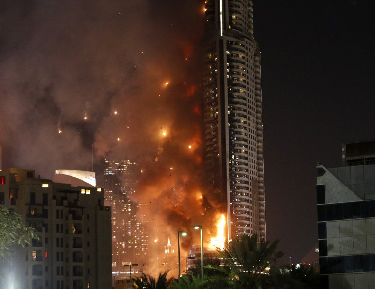 Vatra koja je buknula u hotelu u Dubaiju ubrzo se proširila kroz više desetaka katova, no srećom nije bilo teže ozlijeđenih. Foto: AFP