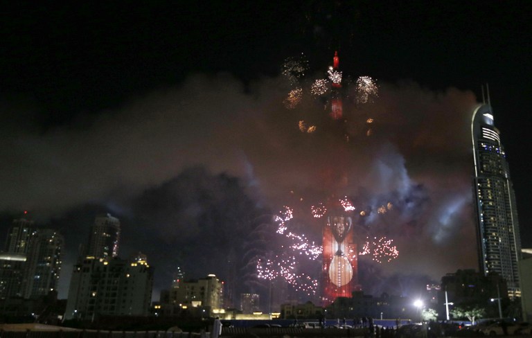 Iako je ranije večeras buknuo požar u obližnjem hotelu, s Burj Khalife u Dubaiju ipak je ispaljen vatromet za Novu godinu