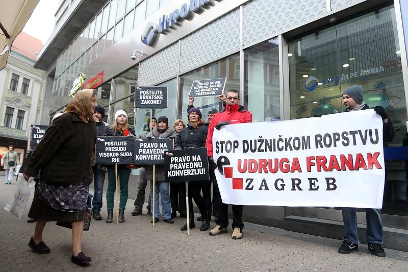 Članovi Udruge Franak ispred Hypo banke na Trgu bana Jelačića