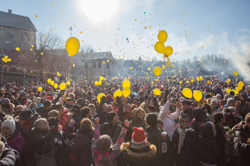 31.12.2015. Fuzine - Tradicionalni docek Nove godine u Fuzinama slavi tocno u podne vec 16 godina. Novost ovogodisnjeg podnevnog doceka bila je mogucnost kupnje balona na koje su se ispisivale novogodisnje zelje, a svi su pusteni u zrak tocno u podne. Dio prihoda od prodanih balona ide u humanitarne svrhe. Photo: Nel Pavletic/PIXSELL