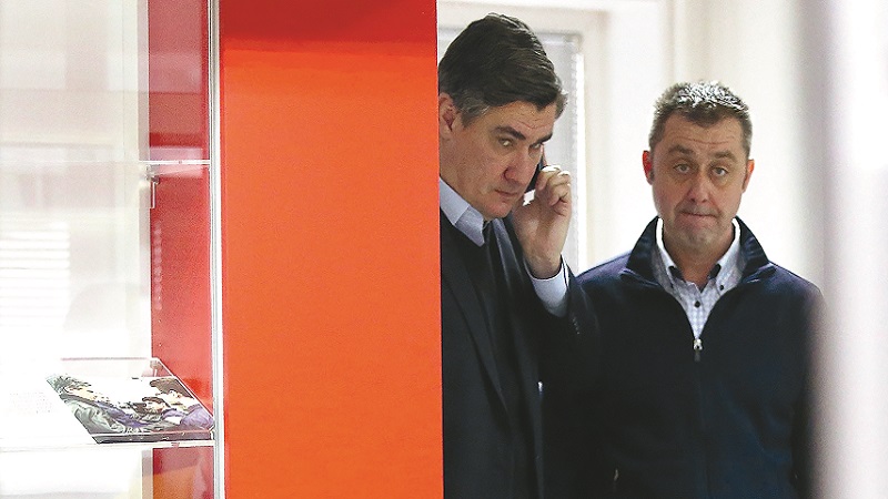 12.12.2015., Zagreb - Zoran Milanovic razgovarao na mobitel u sredisnjici SDP-a uoci odrzavanja sjednice Glavnog odbora SDP-a. Photo: Robert Anic/PIXSELL