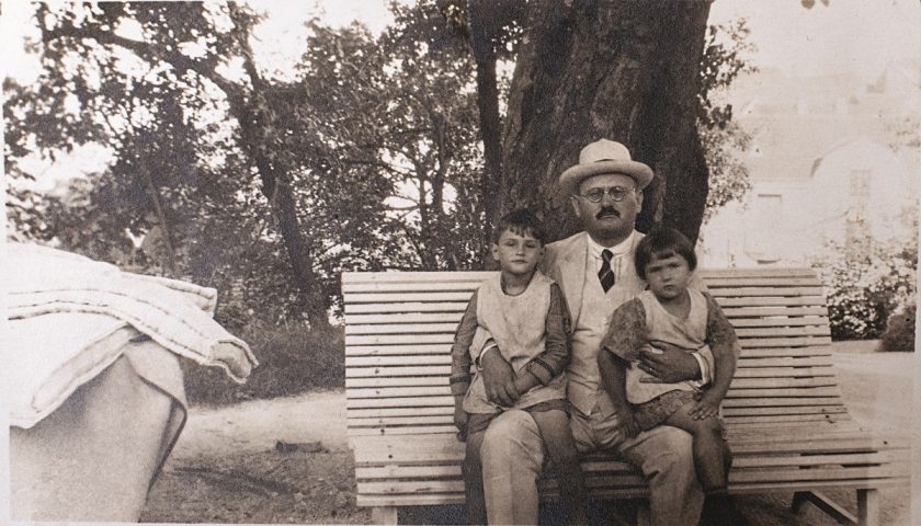 Andrija Štampar u vrtu obiteljske kuće na Gvozdu s djecom Zorom i Borisom u Zagrebu 1919. godine