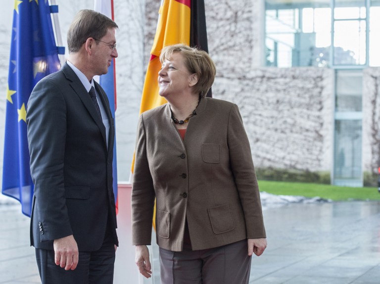 German Chancellor Angela Merkel (R) greets Slovenian Prime Minister Miro Cerar prior to talks at the chancellery in Berlin on January 14, 2016. / AFP / John MACDOUGALL