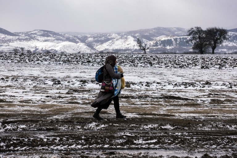 Žena s djetetom prelazi makedonsku granicu i ulazi u Srbiju