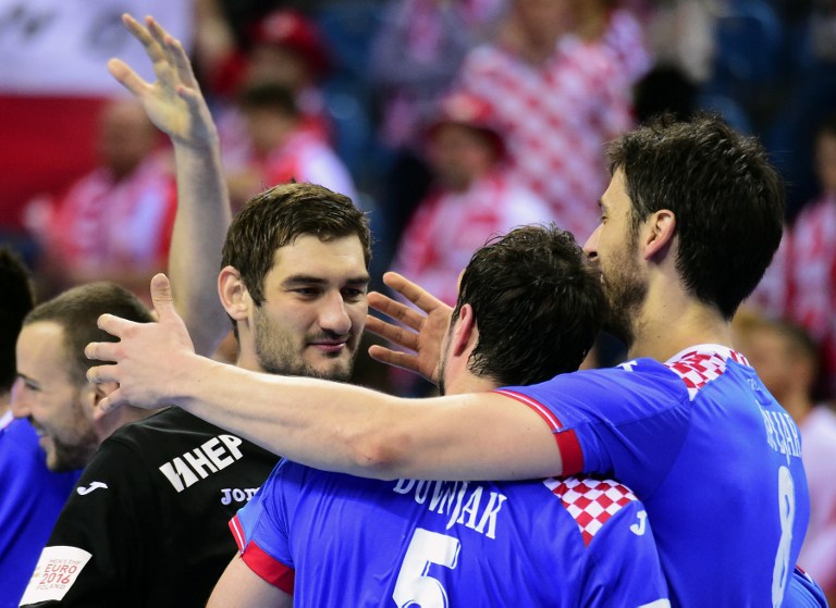 Players of Croatia celebrate their victory over Poland after their Main Round 1 match of the Men's 2016 EHF European Handball Championships between Poland and Croatia in TAURON Arena of Krakow on January 27, 2016. Croatia won 37-23. / AFP / ATTILA KISBENEDEK