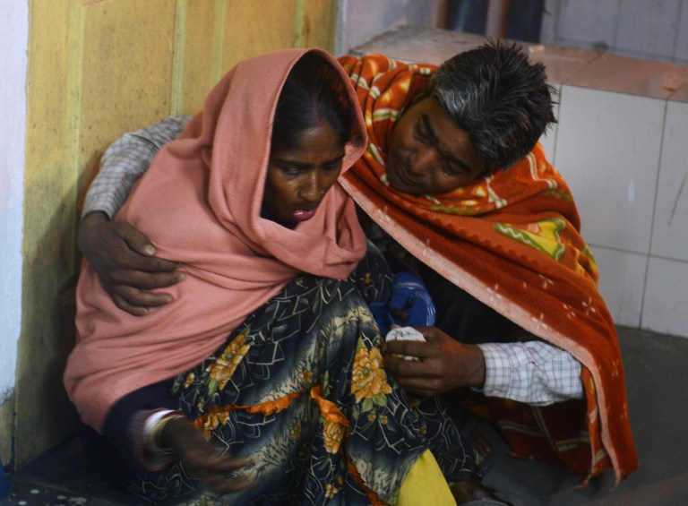 An injured Indian woman is comforted by her husband as she waits for treatment at Siliguri Hospital following an earthquake in Siliguri on January 4, 2016. A strong 6.7 magnitude earthquake struck northeast India near the country's borders with Myanmar and Bangladesh early on January 4, sending people fleeing into the streets with dozens injured in the panic. AFP PHOTO / Diptendu DUTTA / AFP / DIPTENDU DUTTA
