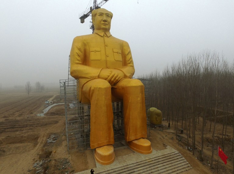 This photo taken on January 4, 2016 shows a huge statue of Chairman Mao Zedong under construction in Tongxu county in Kaifeng, central China's Henan province. The statue reportedly measures 120 feet (36.6meters) in height and is located in Zhushigang village. CHINA OUT AFP PHOTO / AFP / STR