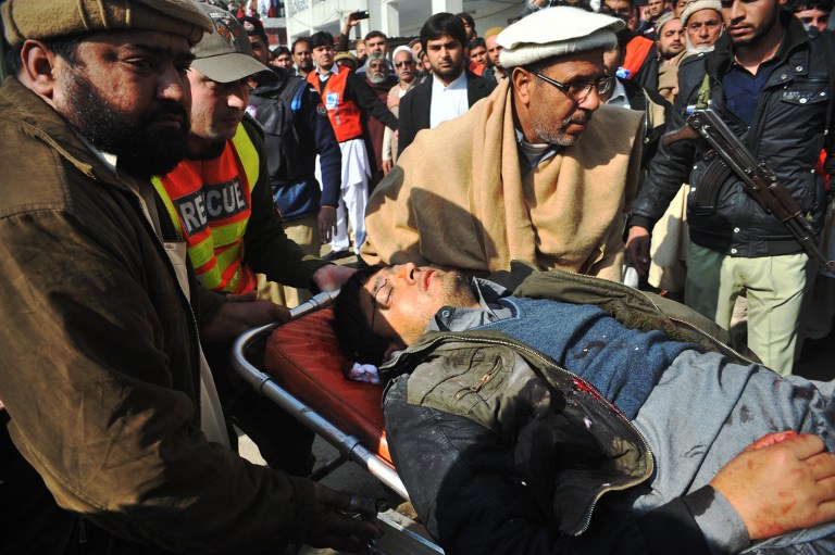 Sveučilište na sjeverozapadu Pakistana jutros su napali naoružani militanti. Prvi izvještaji kazivali su da je u pucnjavi i eksplozijama na sveučilištu Bacha Khan u Charsaddi poginulo najmanje osmero osoba, dok ih više od 30 ranjeno, no broj smrtno stradalih, po zadnjim informacijama, i dalje raste te ih je tako zasad 21. Upravo je objavljeno da su odgovornost za napad preuzeli talibani. Foto: AFP