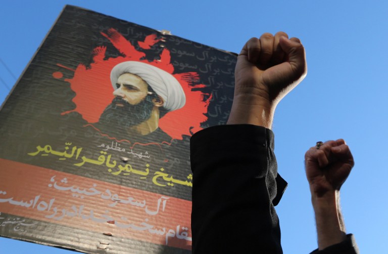 Iranski prosvjednici ispred portreta šiitskog klerika Nimr al- Nimra 