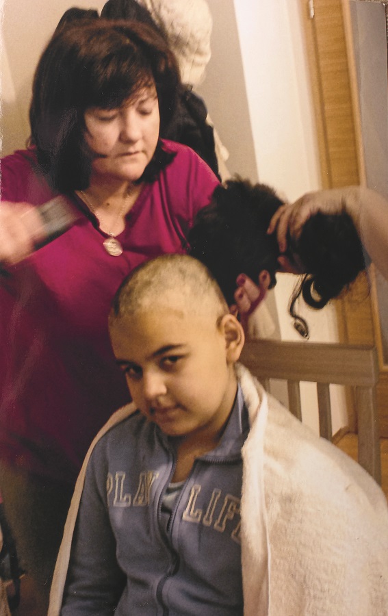 Teta Lidija brije joj glavu nakon prve dijagnoze