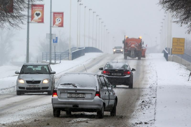 05.01.2016., Osijek - Snijeg koji pada vec treci dan zatrpao je gradske ulice i otezao promet u gradu. Photo: Marko Mrkonjic/PIXSELL
