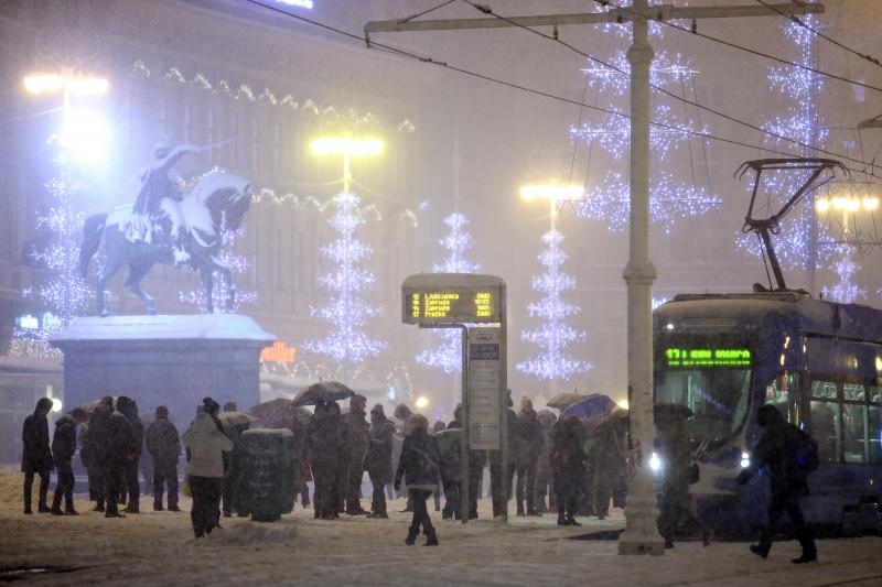 06.01.2016., Zagreb - U Zagrebu ponovo pada gust snijeg koji trenutno ne stvara probleme u prometu. Photo: Petar Glebov/PIXSELL