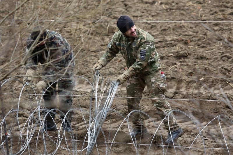 Slovenska vojska postavlja žicu na granici