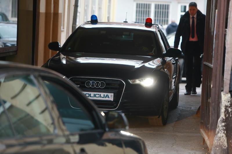 Odlazak premijera Tihomira Oreškovića prvi dan na posao u službenom automobilu u pratnji policije.