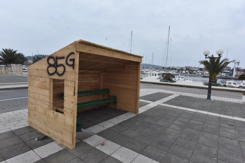 U Jezerima na otoku Murteru na centralnom trgu osvanula drvena kućica sa brojem 85G kao parodija na kuću ministra branitelja Mije Crnoje u Samoboru
