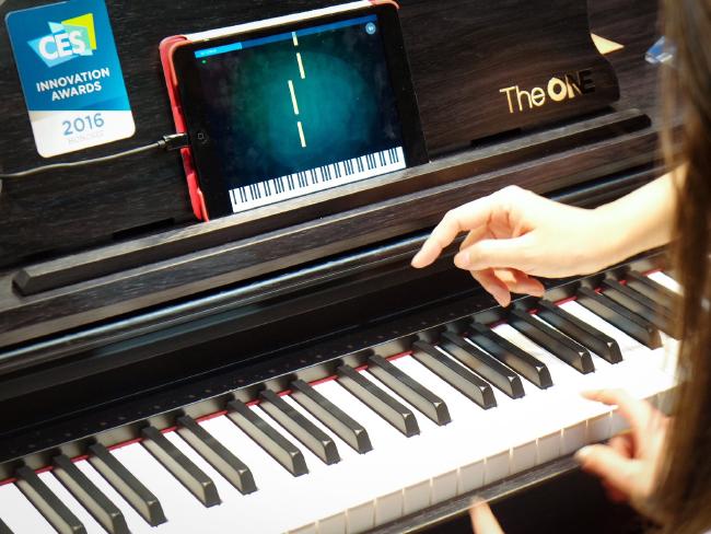 Pametni pianino One uči vas svirati 