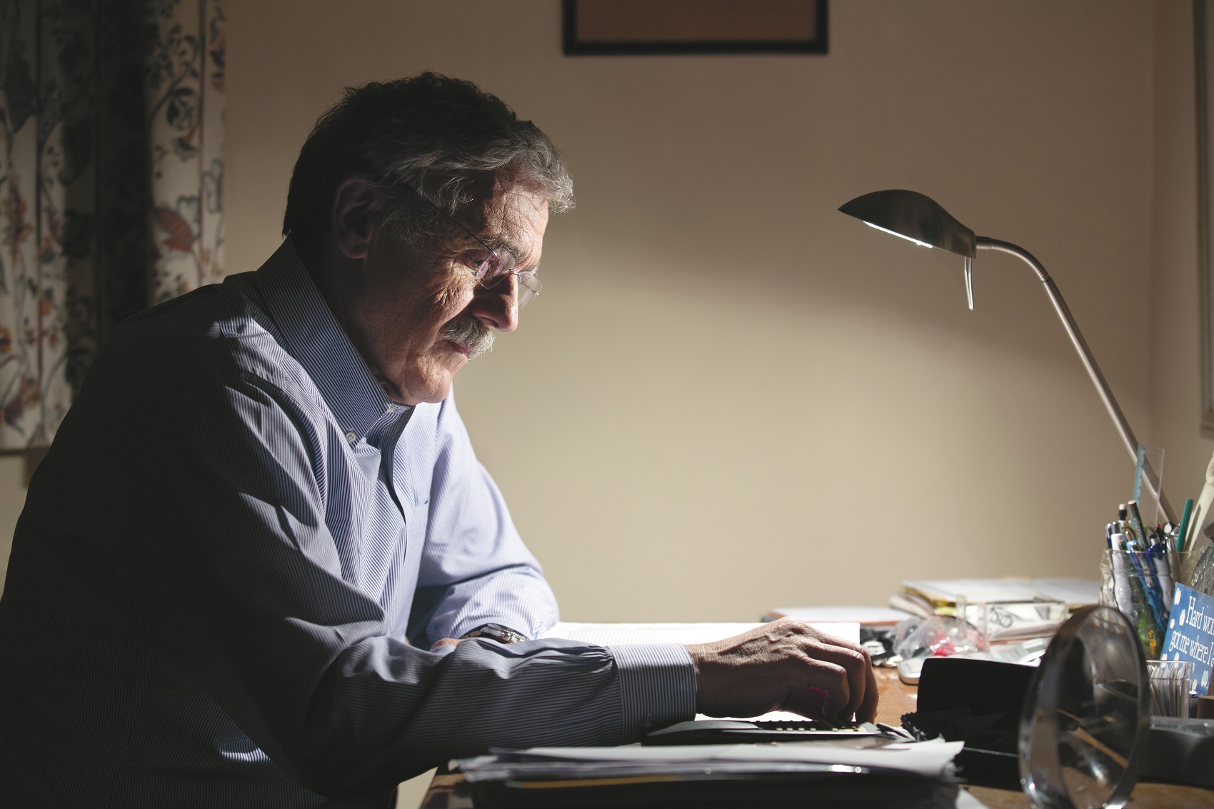 Umirovljeni doktor Francetić snimljen U PROSINCU 2015., u svojoj radnoj sobi, na zagrebačkom Gornjem gradu