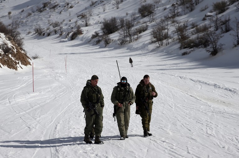 Israeli soldiers patrol a slope at the Israeli Mount Hermon ski resort, in the Israeli-occupied Golan Heights, on January 21, 2016. For Israelis, the Hermon range, straddling Lebanon and the Syrian and Israeli-held sectors of the Golan, is a highly strategic area under close surveillance. / AFP / THOMAS COEX / TO GO WITH AFP STORY BY DAPHNE ROUSSEAU