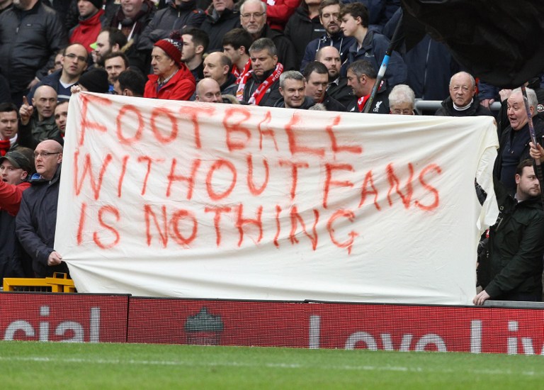 "Nogomet je ništa bez navijača", pisalo je na transparentu na Anfieldu.