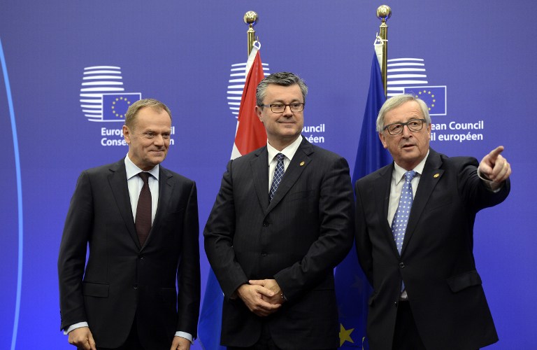 Croatia's Prime Minister Tihomir Oreskovic (C) is welcomed by European Commission President Jean-Claude Juncker (R) and European Council President Donald Tusk (L) prior to their meeting at the European Council headquarters in Brussels on February 17, 2016. / AFP / THIERRY CHARLIER