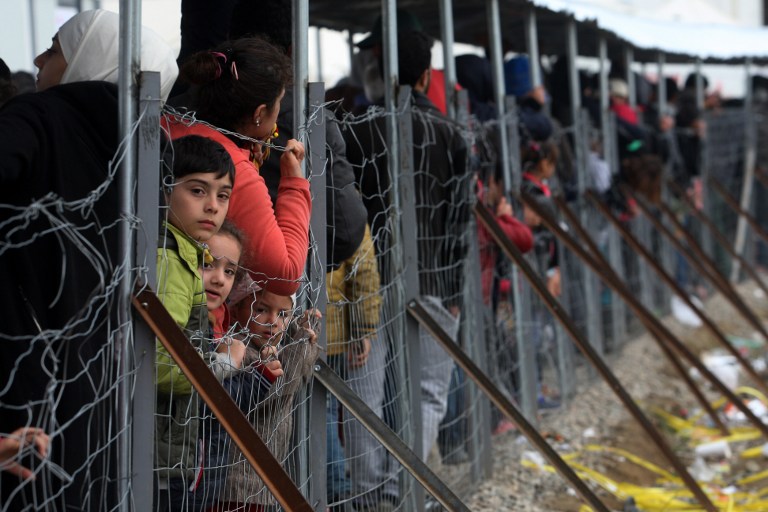 Tisuće migranata i dalje pristižu na grčko-makedonsku granicu