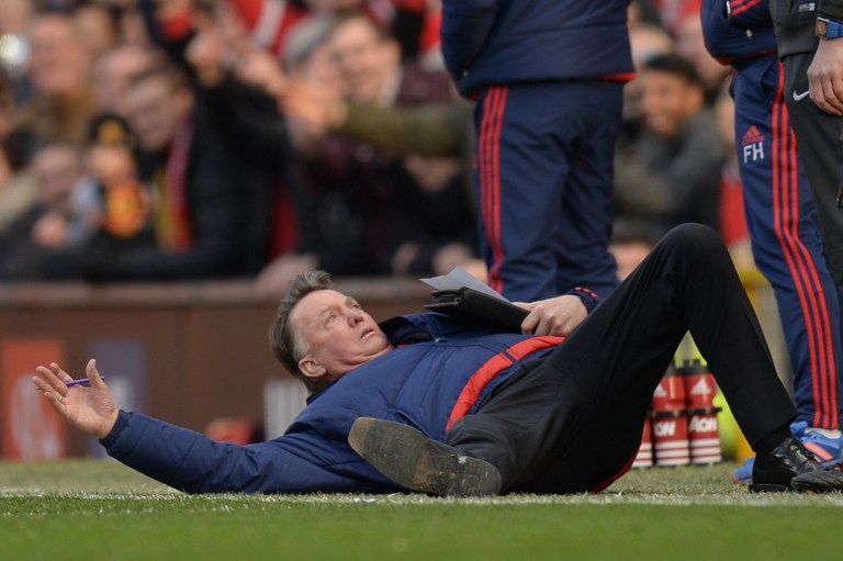 Manchester United's Dutch manager Louis van Gaal falls over on the touchline during the English Premier League football match between Manchester United and Arsenal at Old Trafford in Manchester in north west England on February 28, 2016. / AFP / OLI SCARFF / RESTRICTED TO EDITORIAL USE. No use with unauthorized audio, video, data, fixture lists, club/league logos or 'live' services. Online in-match use limited to 75 images, no video emulation. No use in betting, games or single club/league/player publications. /