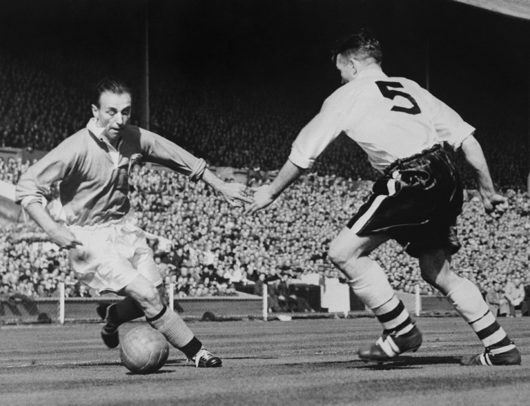 Blackpool's forward Stanley Matthews (L) dribbles past Bolton's midfielder Barass during the English Cup final 03 May 1953 at Wembley stadium in London. Blackpool won 4-3. AFP PHOTO/INTERCONTINENTALE / AFP / INTERCONTINENTALE / STAFF