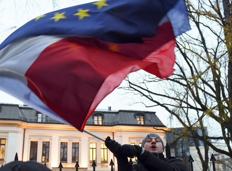 poljska prosvjed prosvjednik zastava 