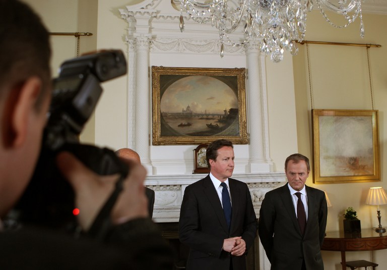 Britain's Prime Minister David Cameron (C) and Polish Prime Minister Donald Tusk (R) make brief statements to the media at 10 Downing Street, in central London, on April 18, 2011. AFP PHOTO / Adrian Dennis / WPA POOL / AFP / POOL / ADRIAN DENNIS