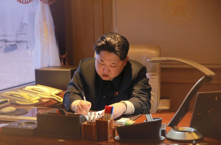 Kim Jong-un potpisuje odobrenje za lansiranje rakete