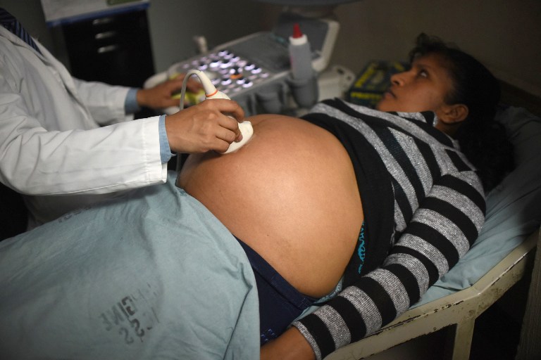 A pregnant woman gets an ultrasound at the maternity of the Guatemalan Social Security Institute (IGSS) in Guatemala City on February 2, 2016. Guatemala increased the monitoring of pregnant women because of the risk of infection by Zika virus. World health officials mobilized with emergency response plans and funding pleas Tuesday as fears grow that the Zika virus, blamed for a surge in the number of brain-damaged babies, could spread globally and threaten the Summer Olympics. AFP PHOTO Johan ORDONEZ / AFP / JOHAN ORDONEZ