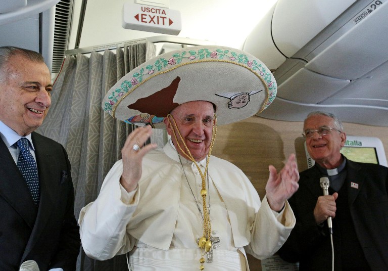  Papa je u avionu na dar dobio i sombrero. Foto: AFP