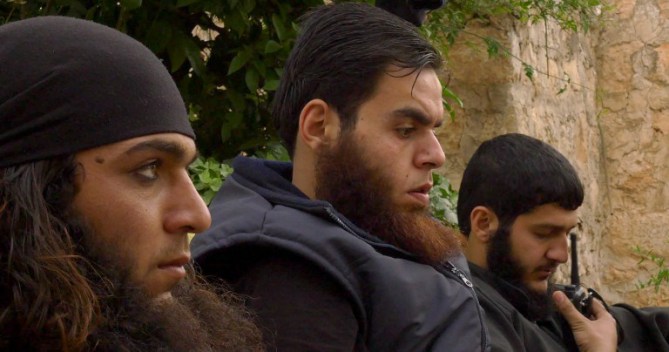 Bombaši samoubojice Abu Ali (lijevo) i Abu Ljaman (sredina) sjede s trećim čovjekom na području Alepa. Snimljeno sredinom 2015. godine