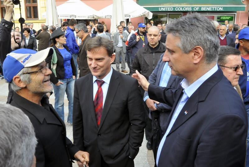 Mladen Karlić (u sredini) i Tomislav Karamarko u razgovoru s građanima na predizbornom skupu u Vinkovcima