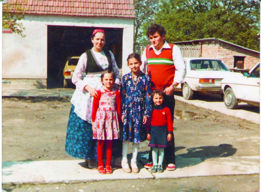vukovac (lijevo), s majkom, sestrama i ocem