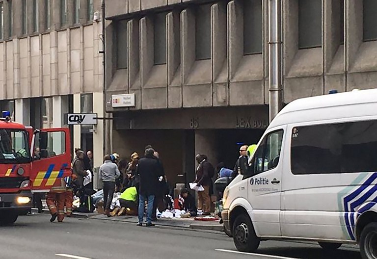 Teroristički napadi koji su se jutros dogodili u Bruxellesu, srcu Europe, zgrozili su svijet. Nekoliko je eksplozija, dvije u zračnoj luci Zaventem i tri u stanici metroa koja se nalazi u blizini kompleksa Europske komisije, dosad odnijelo najmanje 34 života, a broj ozlijeđenih prešao je brojku 200. foto: AFP