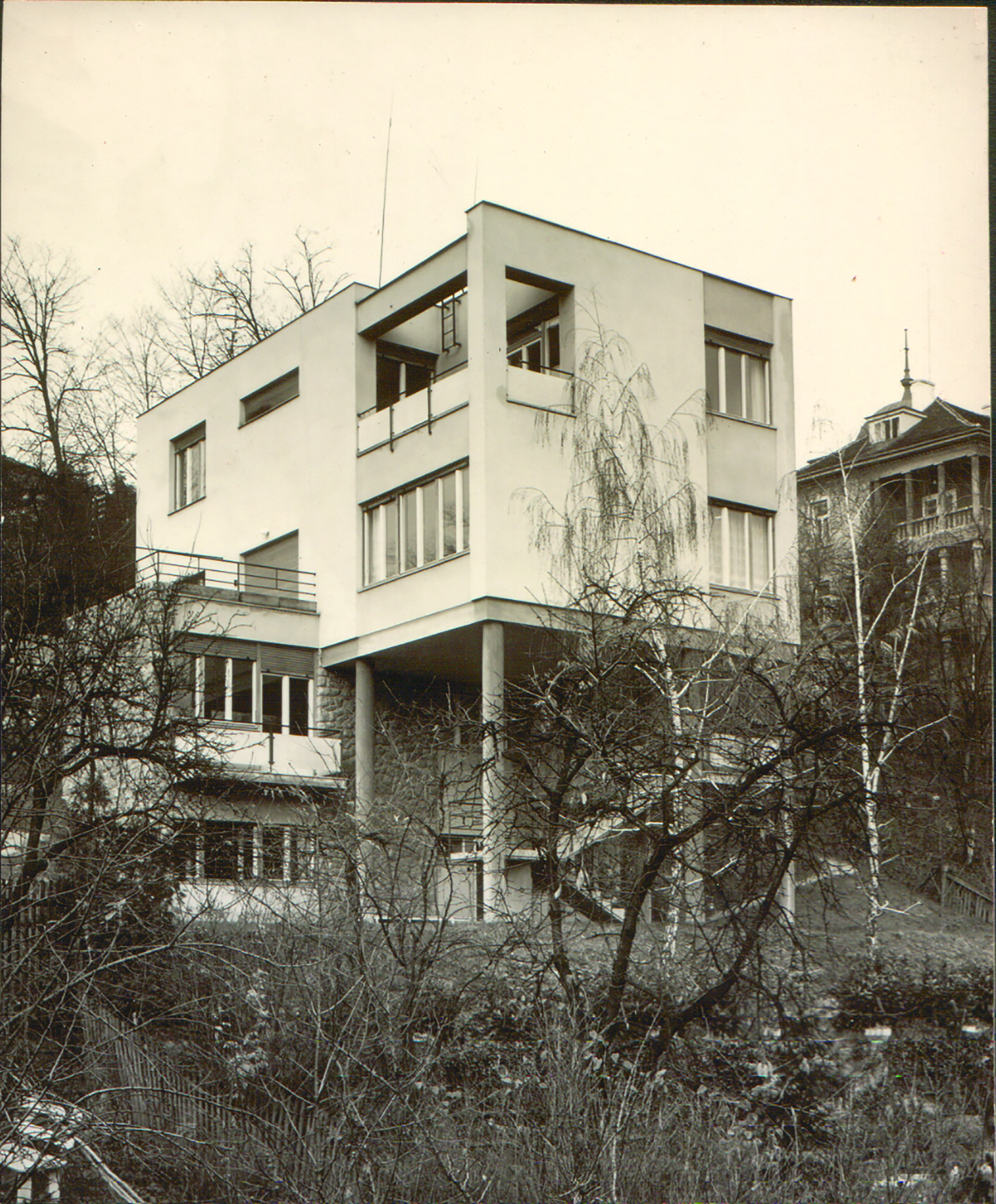U Zagrebu je napravio samo dvije kuće; jedna od njih je vila Kraus