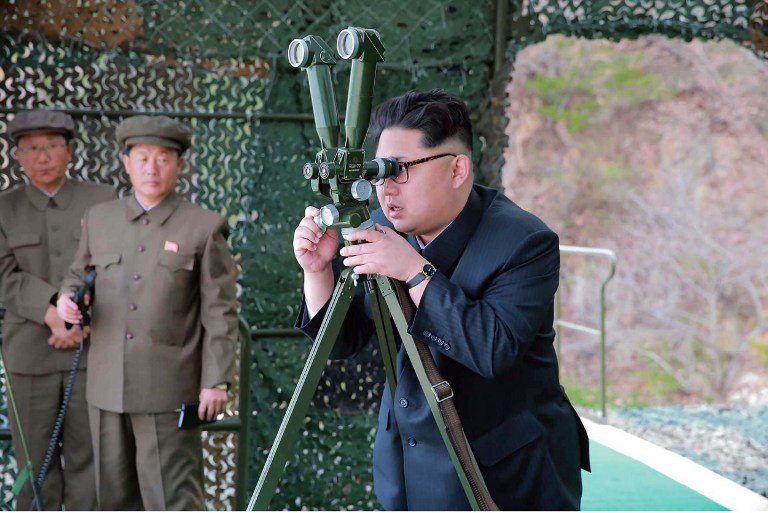 Kim Jong-Un u inspekciji oružja