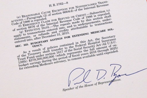 Potpis čelnika Predstavničkog doma kongresa Paula Ryana na zakon poznatiji kao ObamaCare