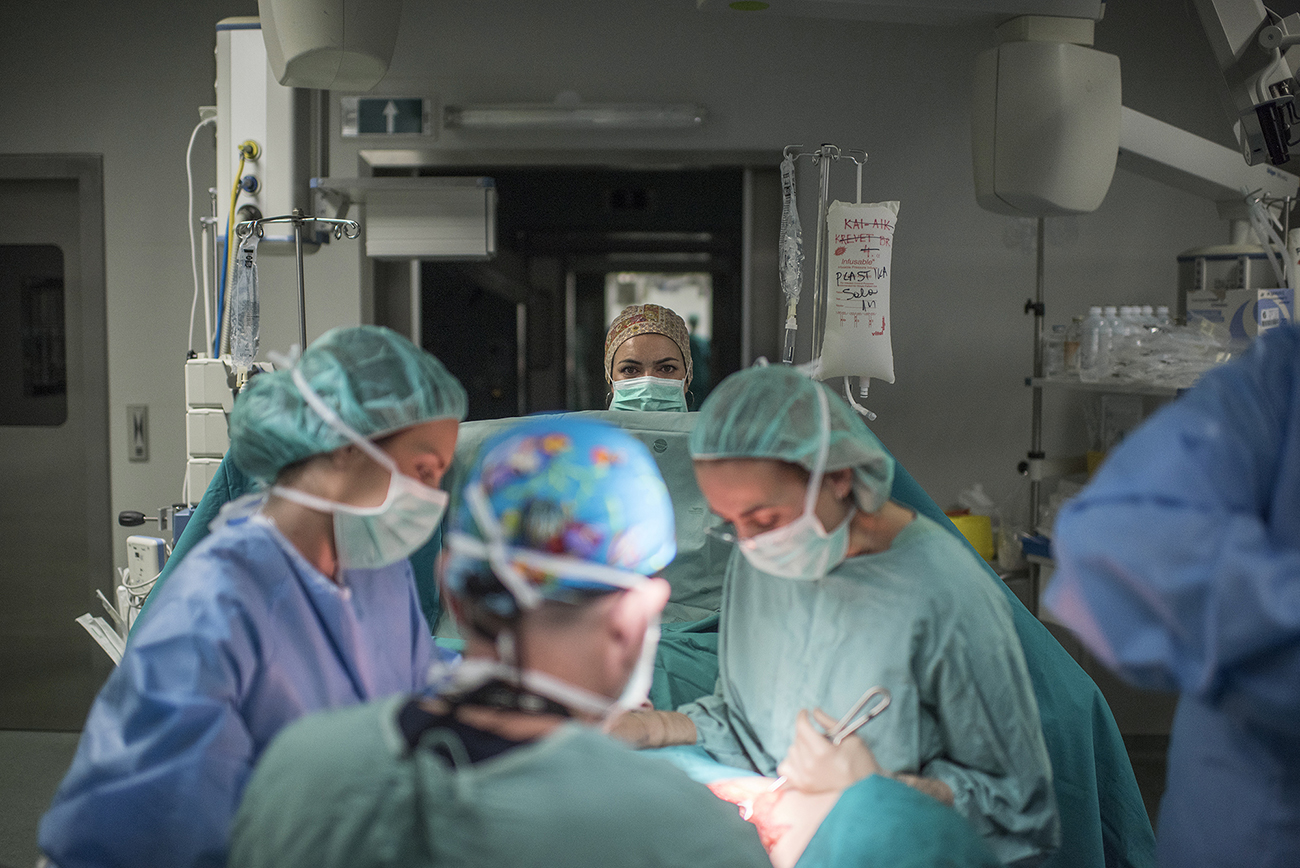 Tim anesteziologa nadgleda operaciju