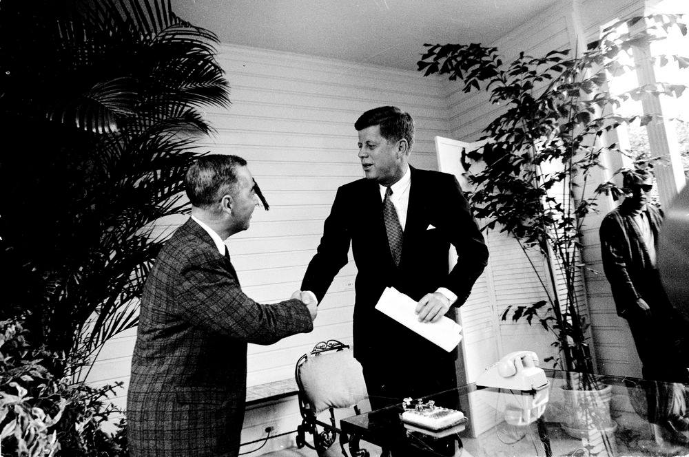 Kennedy na sastanku i Hill u prikrajku
