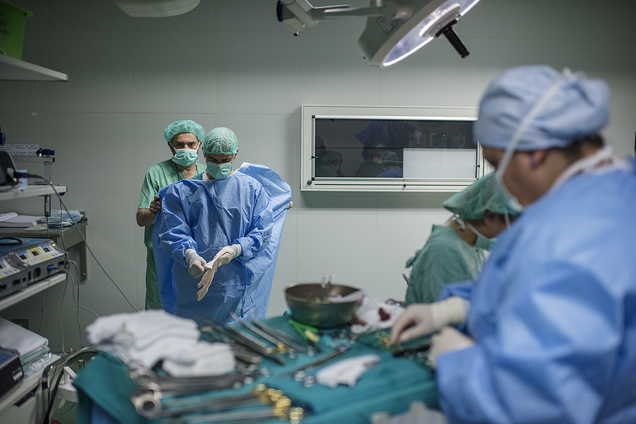 Abdominalni kirurg dr. sc. Igor Petrović, koji je vodio operaciju jetre, izlazi iz sale