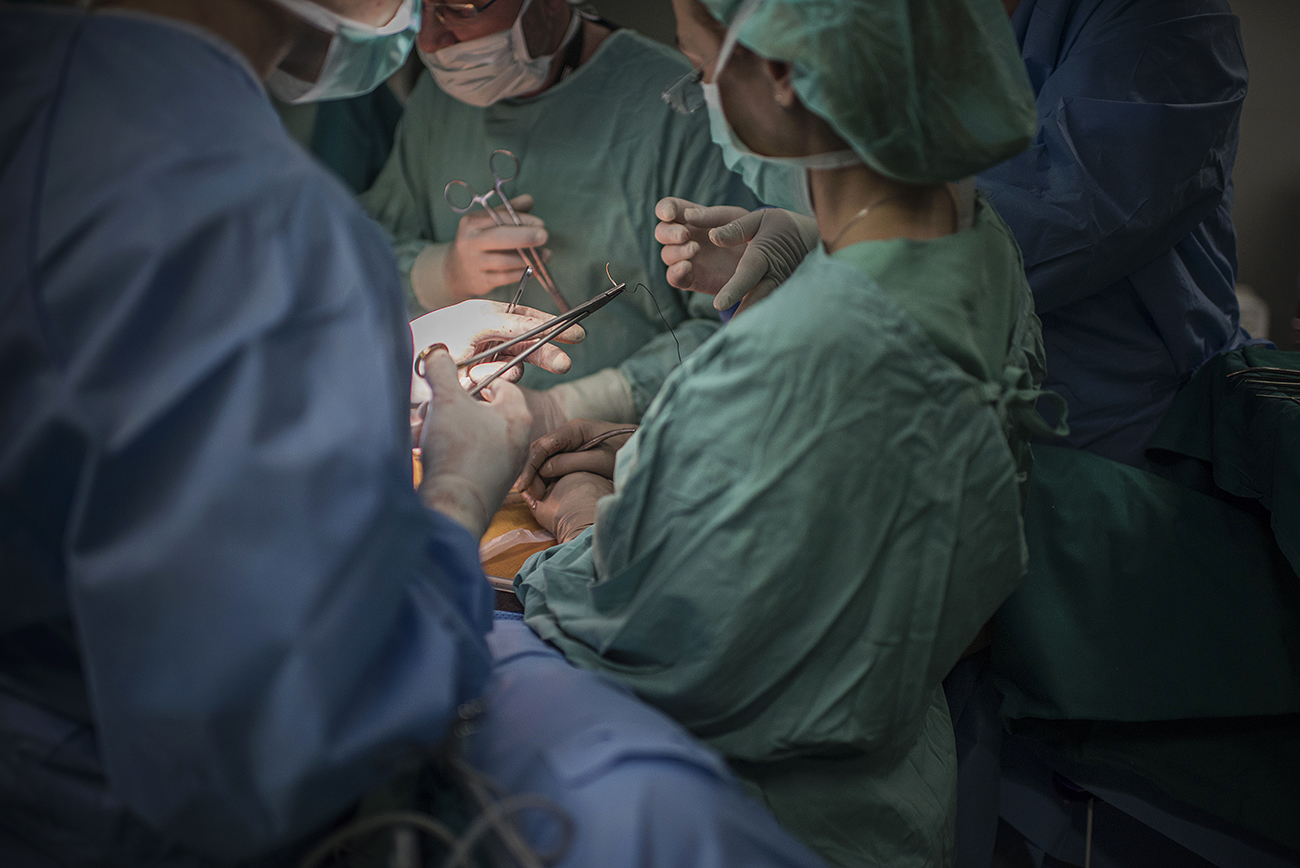Tim tijekom operacije jetre