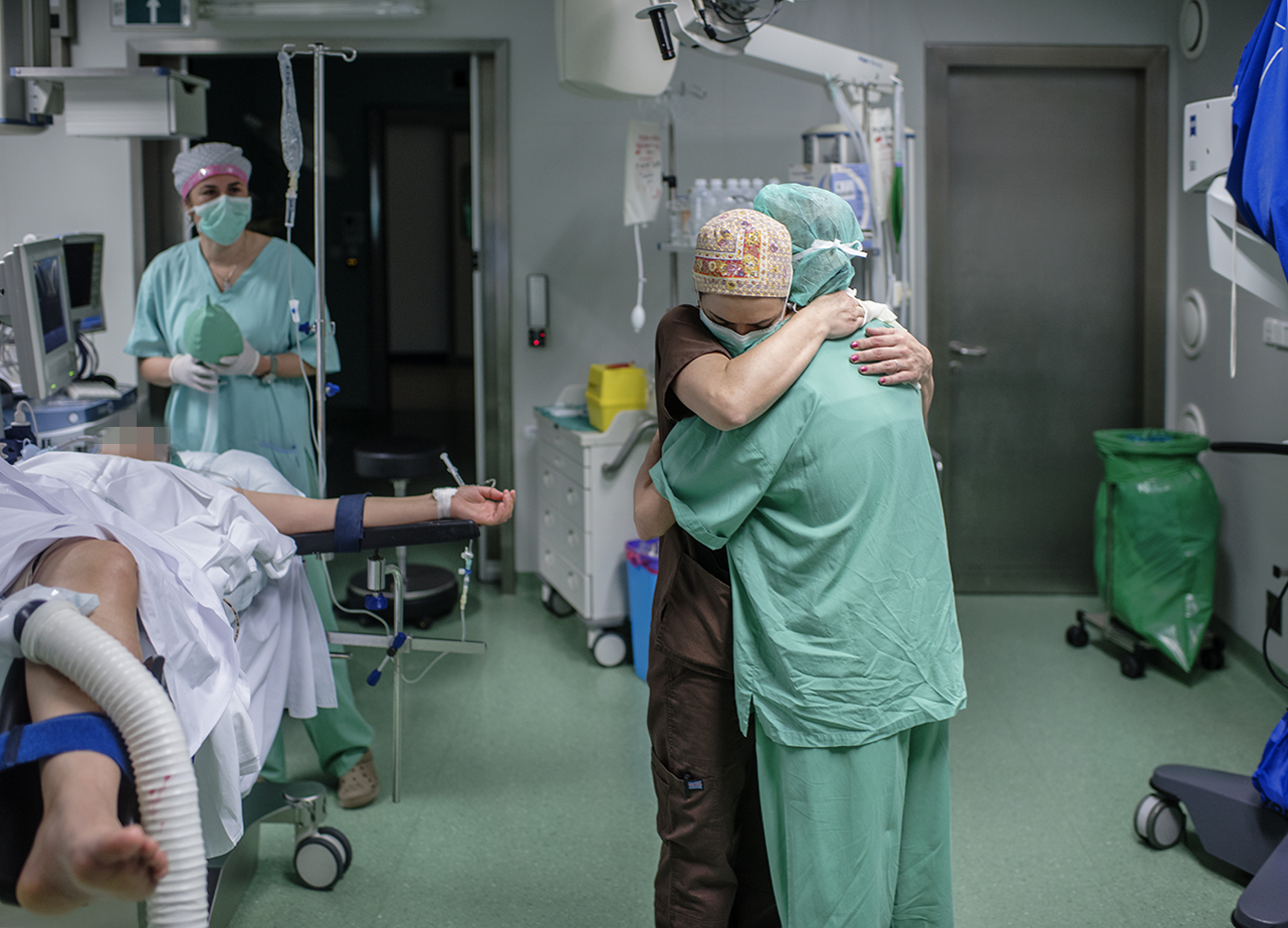 Specijalizantica i asistentica anesteziologinje u zagrljaju nakon operacije