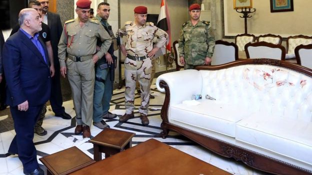 Premijer al-Abadi pregledava štetu u parlamentu