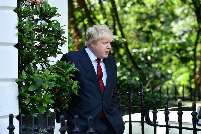Former London Mayor, and "Vote Leave" campaigner Boris Johnson leaves his home in north London on June 24, 2016 after Britain voted to leave the European Union (EU). Britain voted to break away from the European Union on June 24, toppling Prime Minister David Cameron and dealing a thunderous blow to the 60-year-old bloc that sent world markets plunging. / AFP PHOTO / LEON NEAL