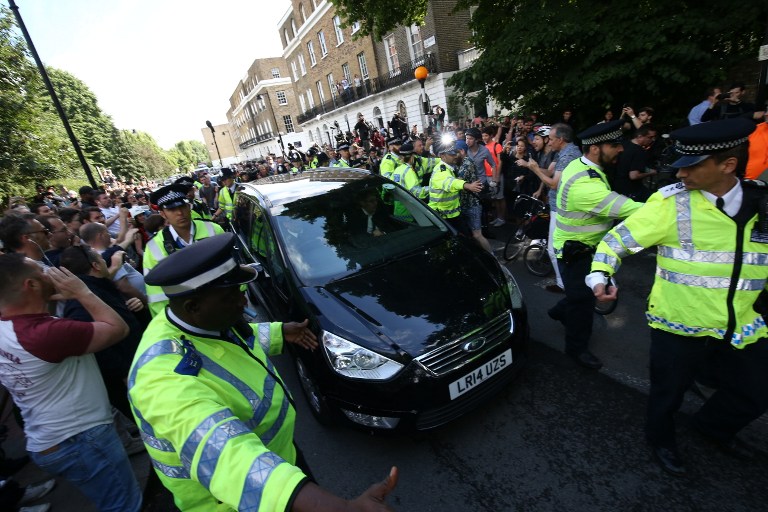 Police make a cordon as former London Mayor, and "Vote Leave" campaigner Boris Johnson leaves his home in London on June 24, 2016 after Britain voted to leave the European Union (EU). Britain voted to break away from the European Union on June 24, toppling Prime Minister David Cameron and dealing a thunderous blow to the 60-year-old bloc that sent world markets plunging. / AFP PHOTO / JUSTIN TALLIS