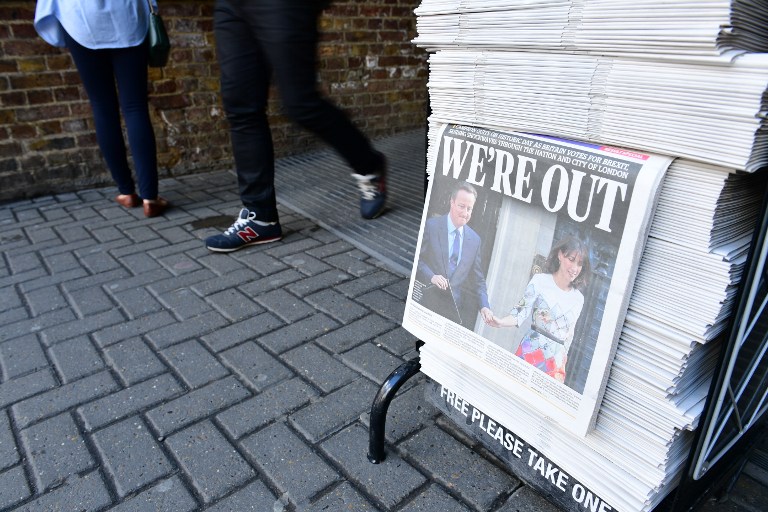 The front page of the London Evening Standard showing British Prime Minister David Cameron holding hands with his wife Samantha as they come out from 10 Downing Street to make an announcement following the results of the EU referendum are seen in London on June 24, 2016. Britain voted to break away from the European Union on June 24, toppling Prime Minister David Cameron and dealing a thunderous blow to the 60-year-old bloc that sent world markets plunging. / AFP PHOTO / LEON NEAL